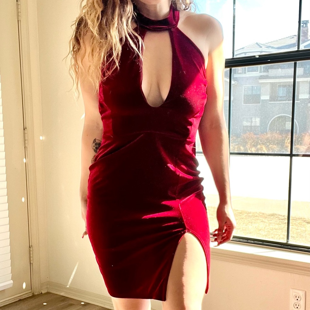 Red Velvet Halter Body-con Dress